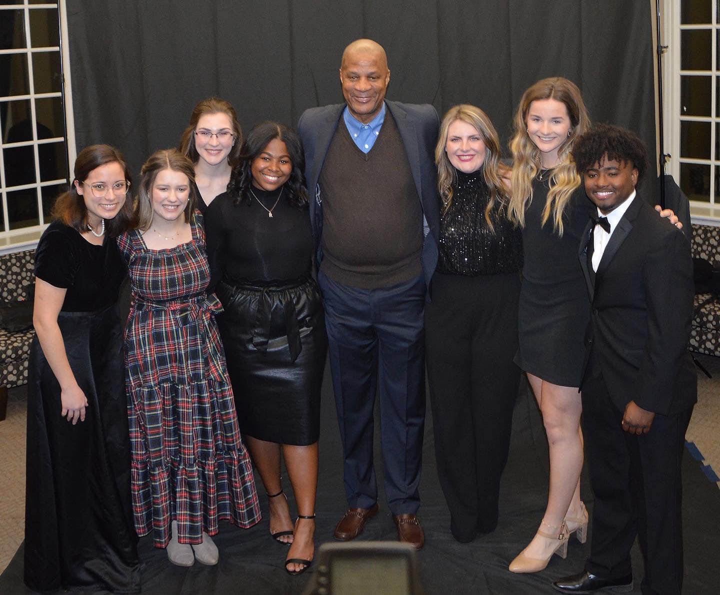 Shorter University Students gather for group photo with Baseball Star Darryl Strawberry